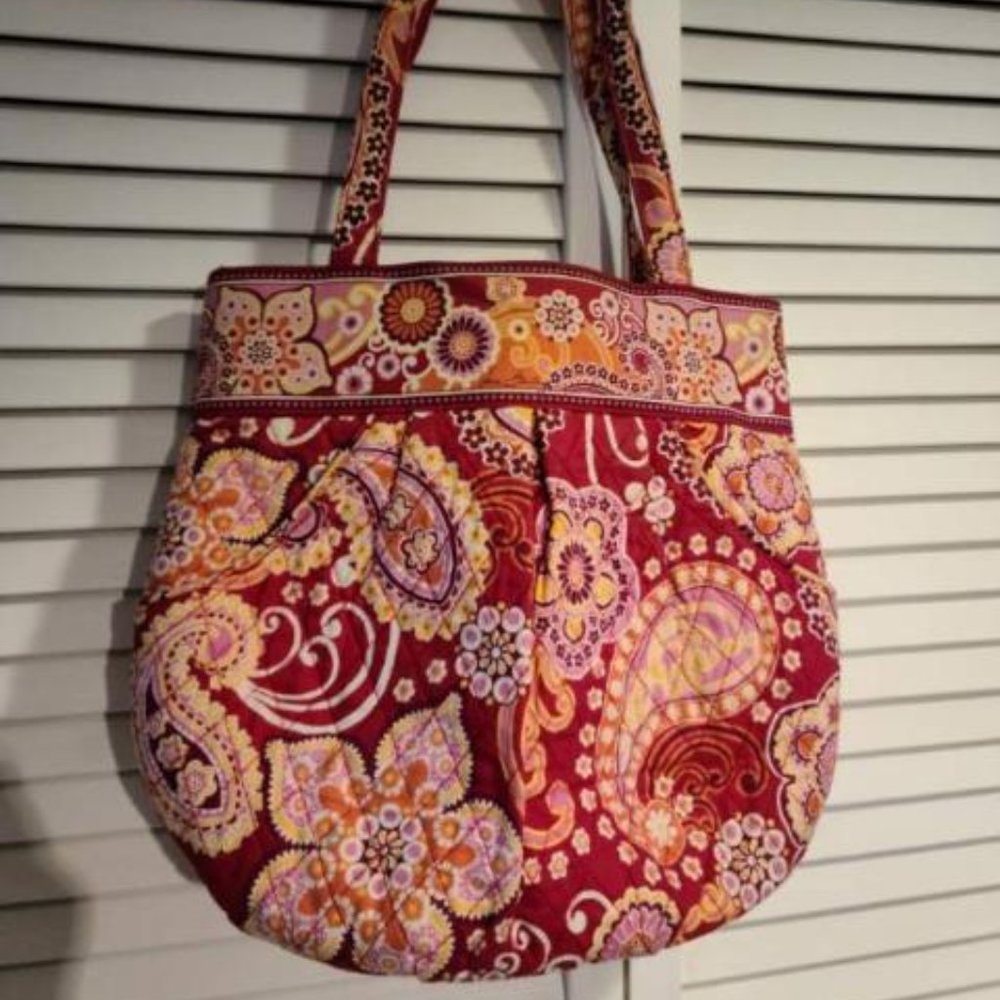 Vera Bradley medium purse with 2 front angled & 4 inside pockets